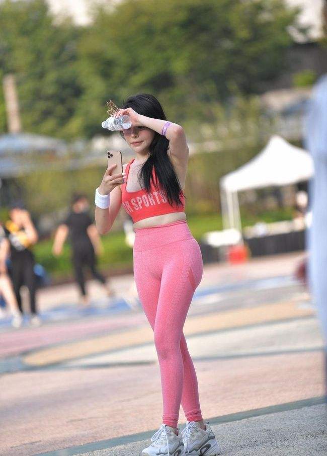 西班牙首相桑切斯：副首相兼财政部长将离开政府。