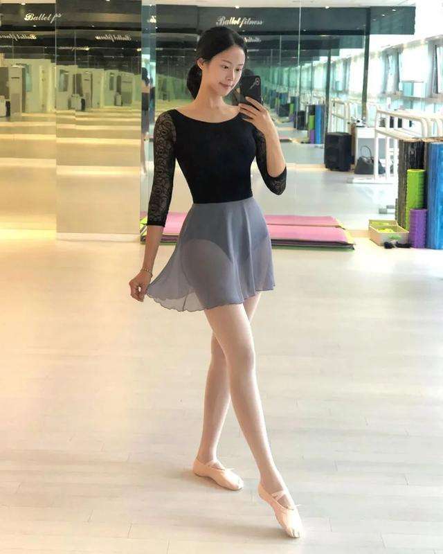 陆毅女儿的长腿太惊人，在上百人中一眼就能认出来