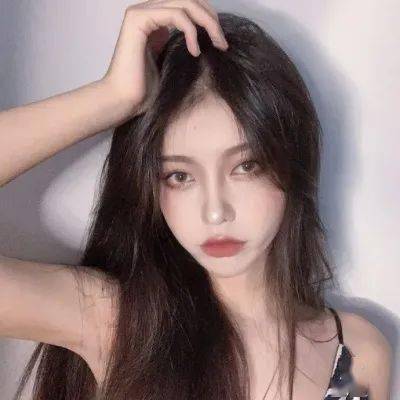 学生穿过人群抱起将上台领誓班主任