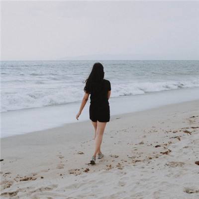 普京发现女士没酒杯后让出自己的